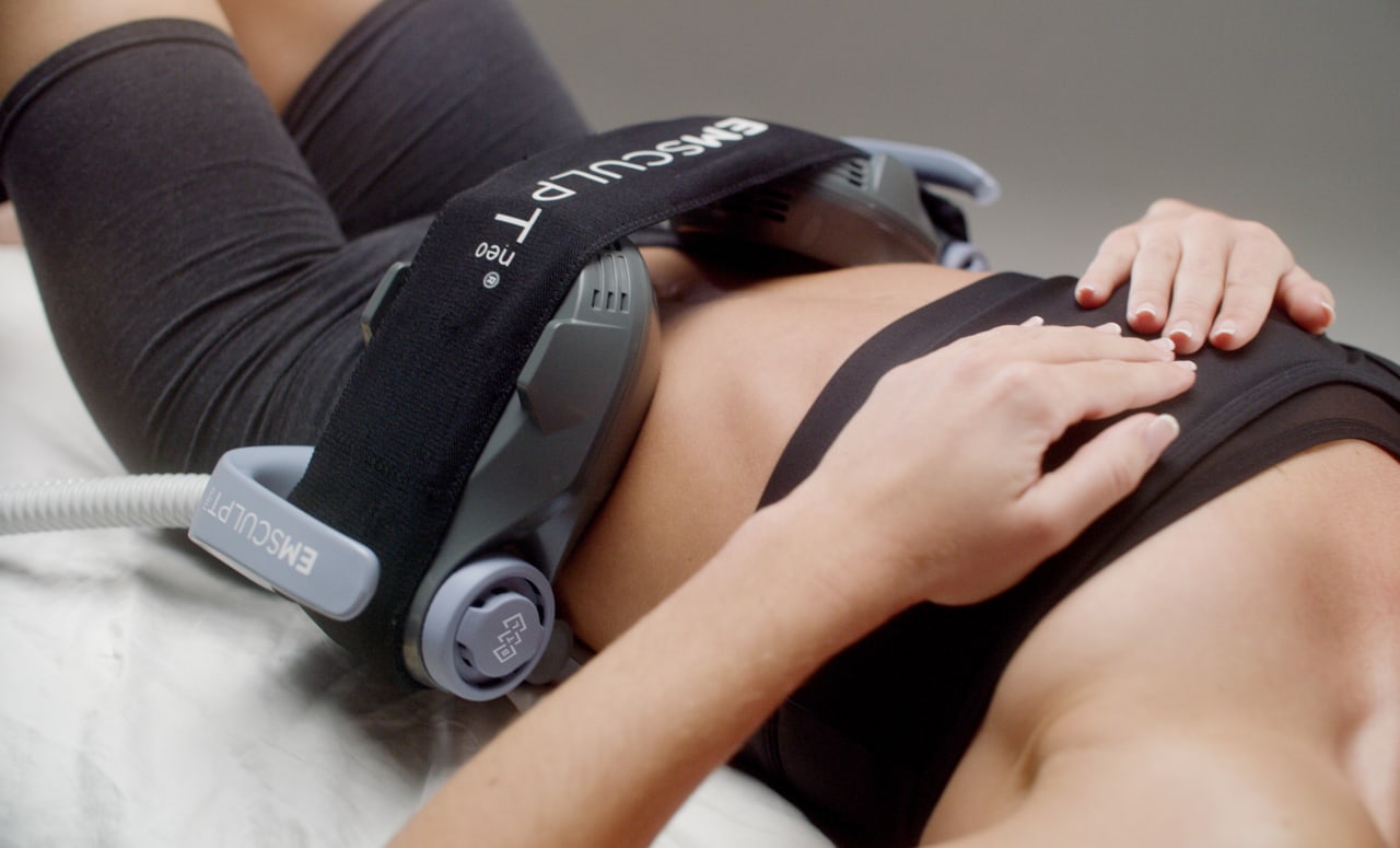 EMSCULPT Neo Behandlung in Aktion — Patient während der Sitzung in Zürich